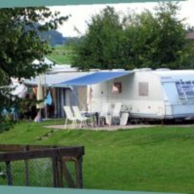 ganzjahresplätze3 Geniessen Sie den idyllischen Campingplatz Waldhof für einen erholsamen Urlaub.
